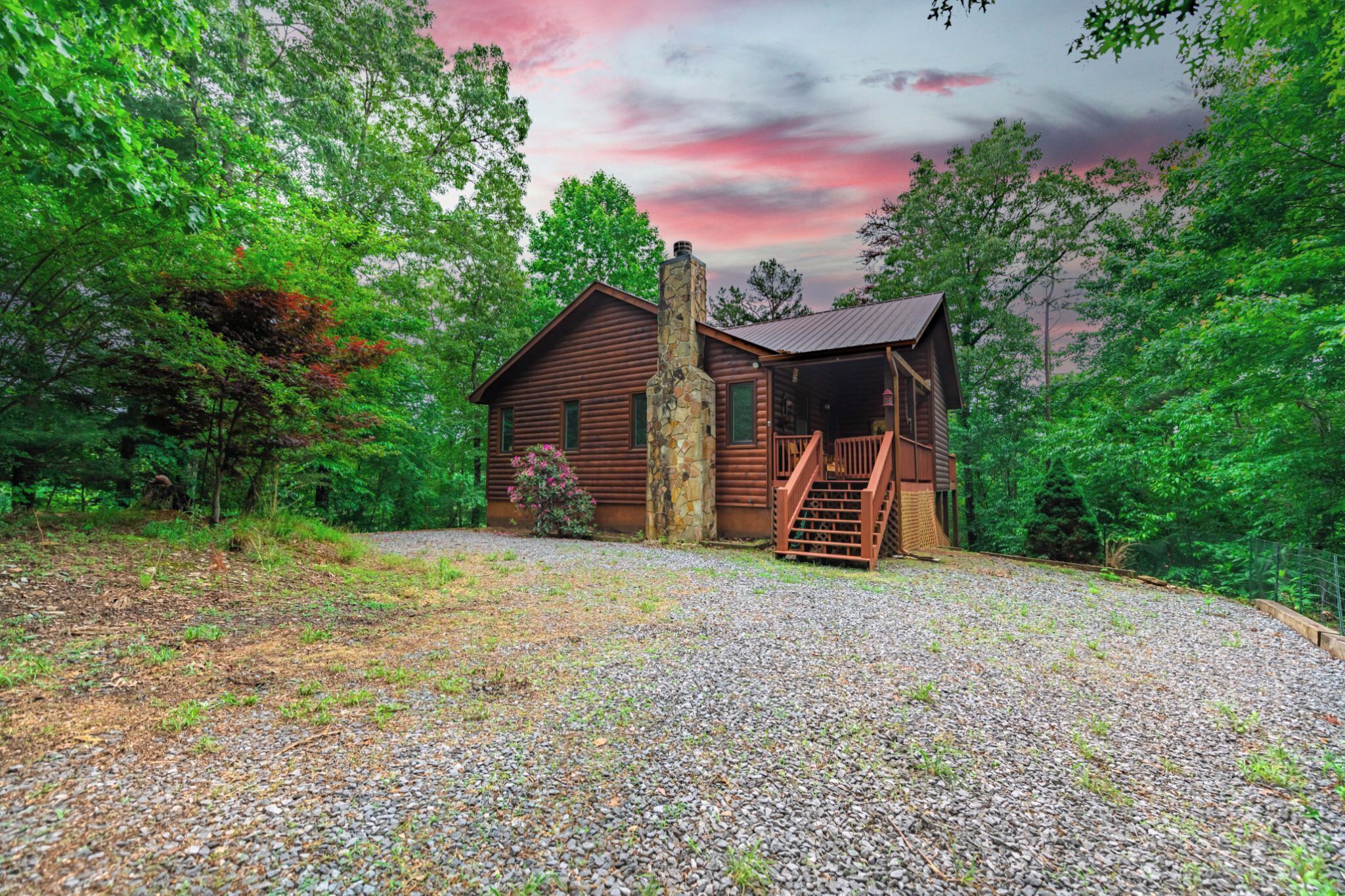 Rick's Retreat - Firepit, Ping-Pong & Hot Tub!