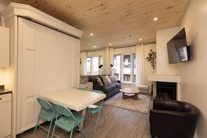 TV, fireplace, books - Cozy Studio for 2 at Kendall 447 in Purgatory Village - Perfect for a Romantic Getaway! (Durango)