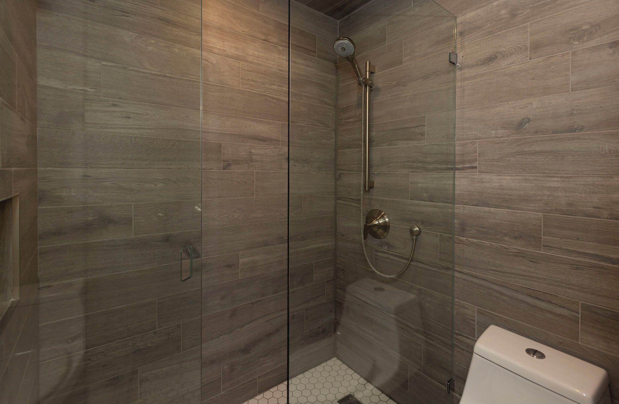 Combined shower/bathtub, hair dryer, towels