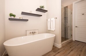 Ensemble douche/baignoire, sèche-cheveux, serviettes fournies