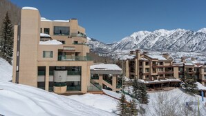 A multi-story hotel with balconies and a ski resort backdrop. - Eolus Ski-in/Ski-Out Condo w/ private hot tub/deck and Awesome Mountain Views (Durango)