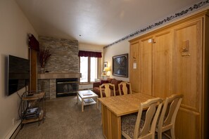 TV, books - Cozy Studio for 2 at Kendall 435 in Purgatory Village with Plaza View. (Durango)