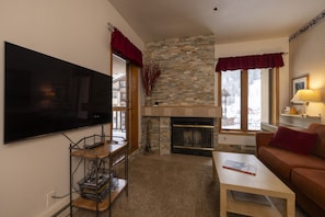 TV, books - Cozy Studio for 2 at Kendall 435 in Purgatory Village with Plaza View. (Durango)