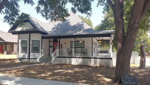 Spacious 100yo Farmhouse with Modern Amenities 