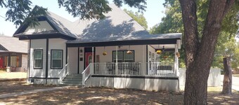 Spacious 100yo Farmhouse with Modern Amenities 