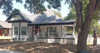 Spacious 100yo Farmhouse with Modern Amenities