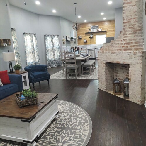 Spacious 100yo Farmhouse with Modern Amenities 