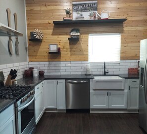 Private kitchen - Spacious 100yo Farmhouse with Modern Amenities  (Killeen)