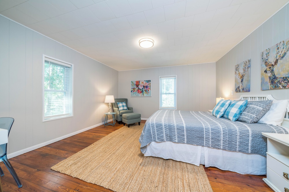 5 Bedroom w/ Heated Pool, Hot Tub, Game Room & Fire Pit! South Haven