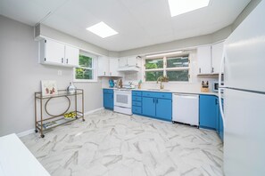 ثلاجة، ميكروويف، فرن، موقد طهي مسطح