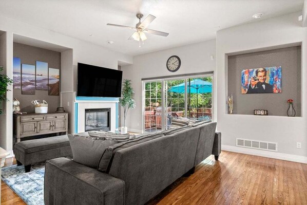 Smart TV, fireplace, video games, stereo - Modern Home in Upscale Neighborhood (Denver)