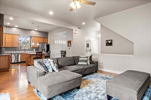 Smart TV, fireplace, video games, stereo - Modern Home in Upscale Neighborhood (Denver)