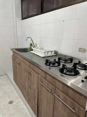 Apartamento básico 2 habitaciones 303 | Cocina privada | Tetera eléctrica y comedor