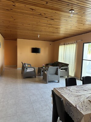 Apartamento básico 3 habitaciones 302 | Área de sala de estar | Televisión de pantalla plana