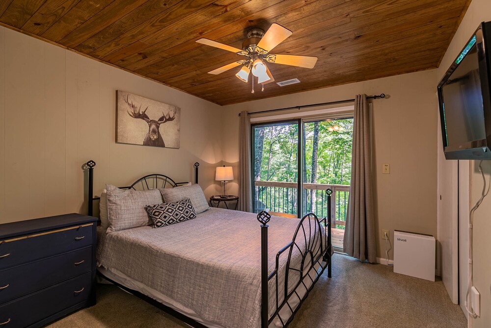 Morningstar Beautiful 4 bedroom home tucked into the trees. Minutes