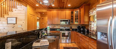 Fridge, oven, stovetop, coffee/tea maker