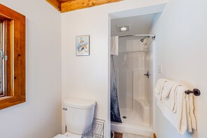 Hair dryer, towels - Mittersill Village Gem  | House in Franconia with balcony, fireplace, & dogs ok (Franconia)