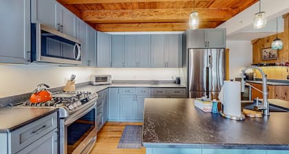 Mittersill Village Gem | House in Franconia with balcony, fireplace, & dogs ok