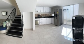 Réfrigérateur, batterie de cuisine, vaisselle et ustensiles