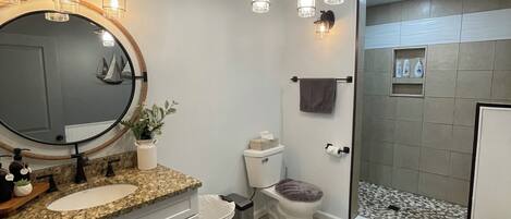 Douche, sèche-cheveux, serviettes fournies, savon