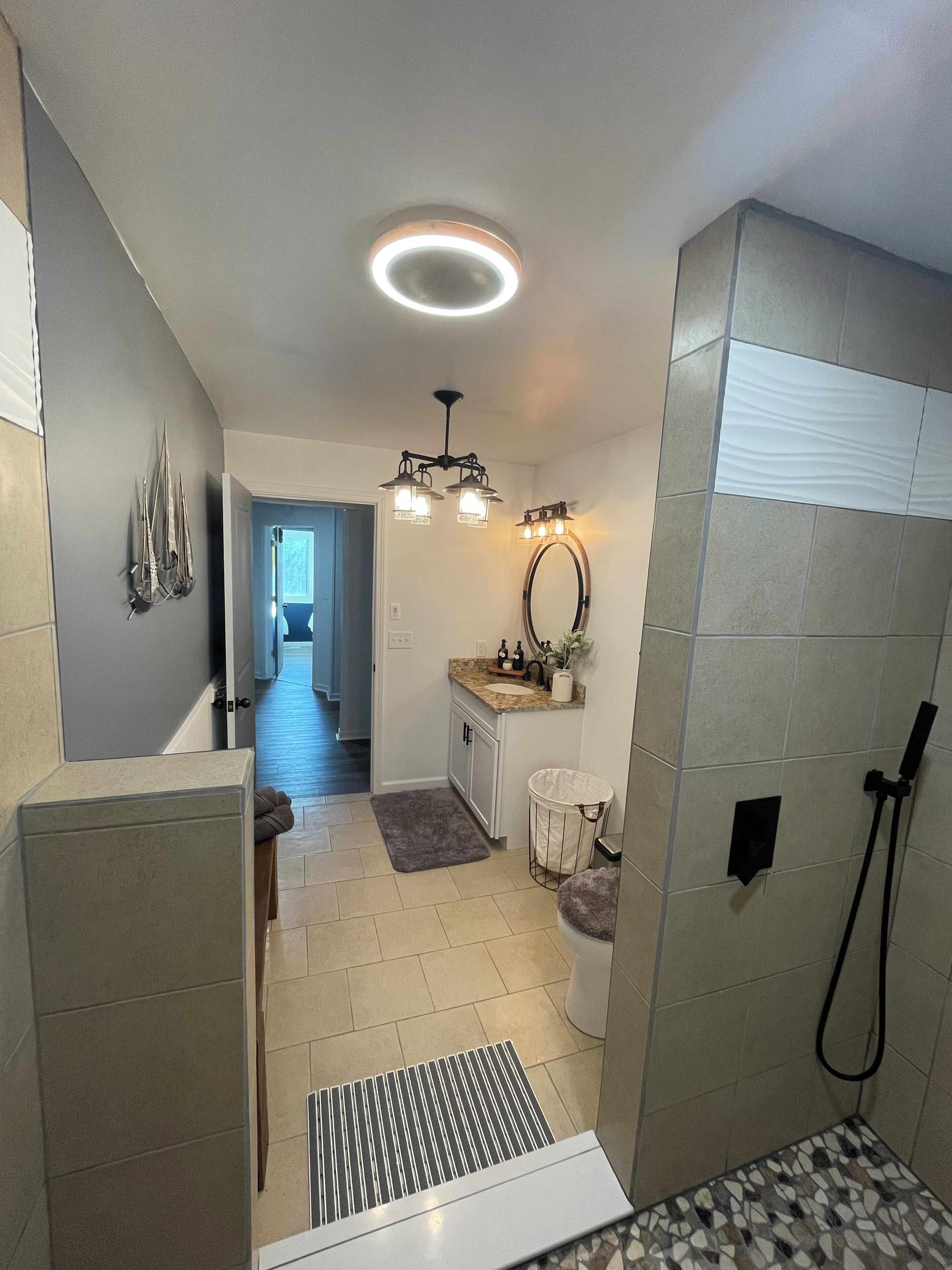 Douche, sèche-cheveux, serviettes fournies, savon
