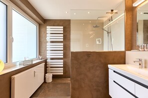Shower, hair dryer, towels