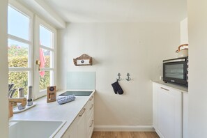 Fridge, oven, dishwasher, coffee/tea maker