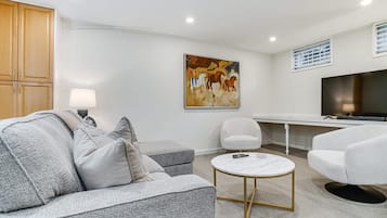 Smart TV, fireplace