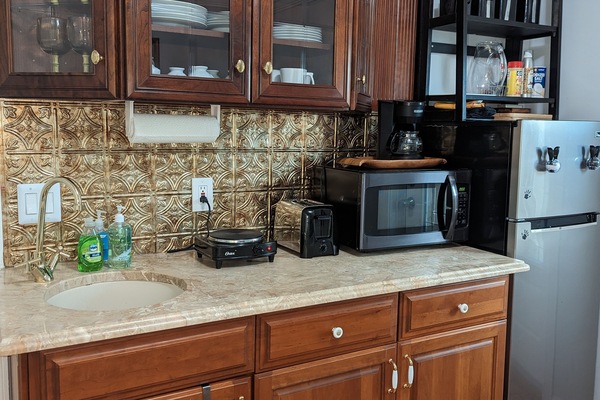 Frigorífic, microones, placa de cuina i cafetera i tetera