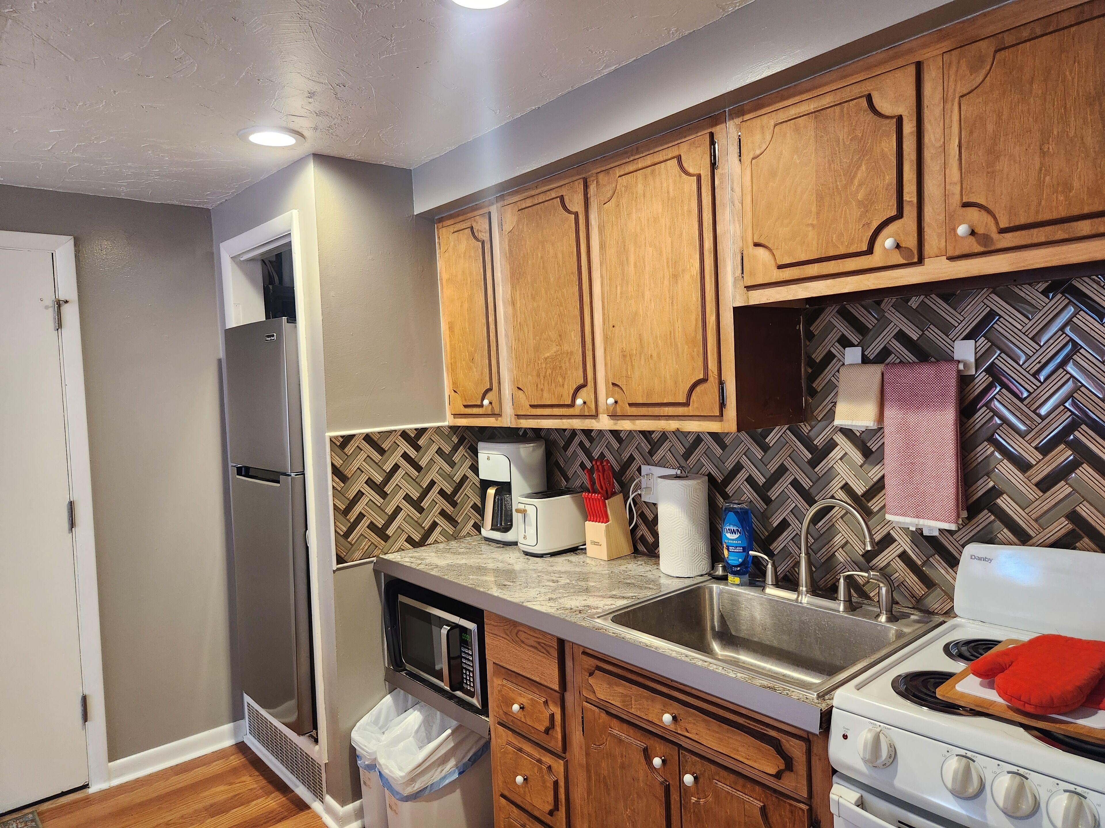 Kühlschrank, Mikrowelle, Ofen, Herdplatte