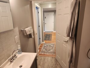 Hiustenkuivaaja, pyyhkeet, saippua, sampoo