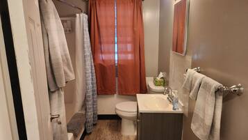 Haartrockner, Handtücher, Seife, Shampoo