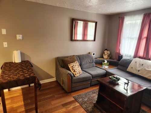 Small Welcoming Pet Friendly 1 bedroom Apartment 