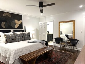 3 bedrooms, iron/ironing board, WiFi, bed sheets - Walk to the Square and the Ole Miss Campus!  3 Kings with Ensuite Bathrooms! (Oxford)