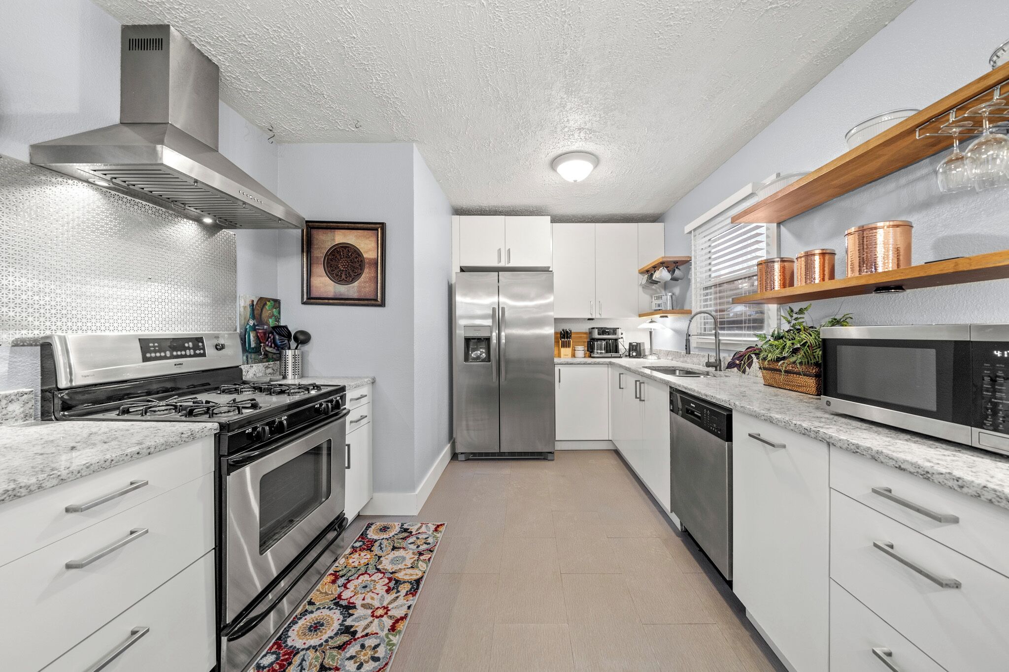 Microondas, horno, placa de cocina y lavavajillas