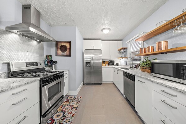 Mikrowelle, Ofen, Herdplatte, Geschirrspüler