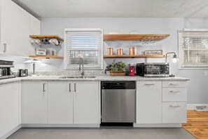 Mikrowelle, Ofen, Herdplatte, Geschirrspüler