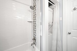 Haartrockner, Handtücher, Seife, Shampoo