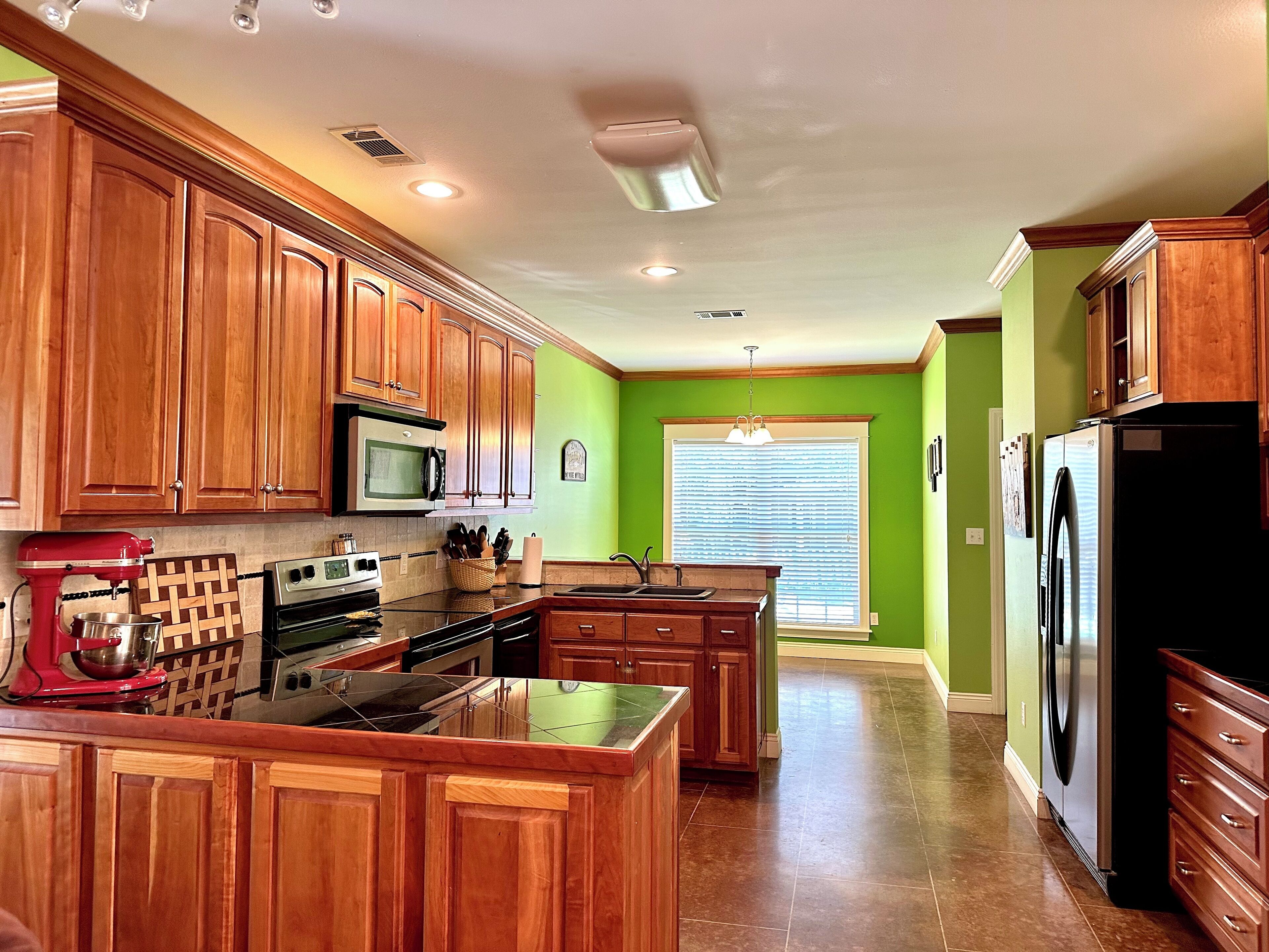 Simple Shaker Home - Only 1.5 miles from I-40 and Scenic Hwy 7 