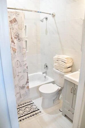 吹风机、毛巾、肥皂、洗发水