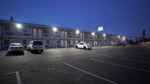 A motel with multiple parking spaces and a sign indicating it is a motel. - Airport Stay Motel (Ontario)