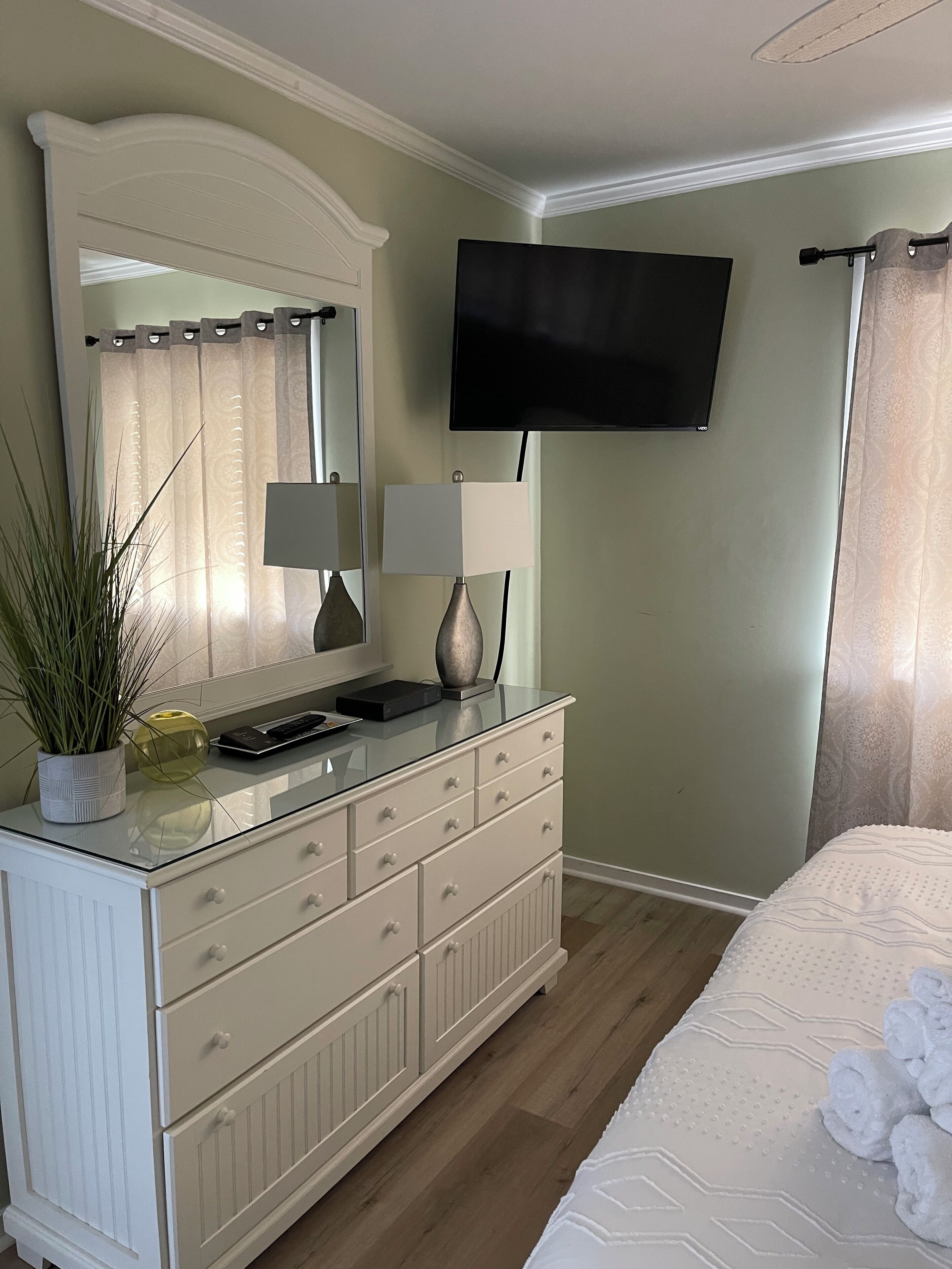 Master bedroom
Dresser/Spectrum TV