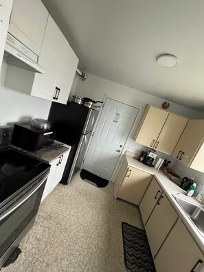 Fridge, microwave, oven, stovetop - Private room in 5 1/2 appartement just 10 minutes to Montreal (Brossard)