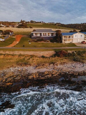 Exterior - Explore coastal luxury at On The Rocks  (Penneshaw)