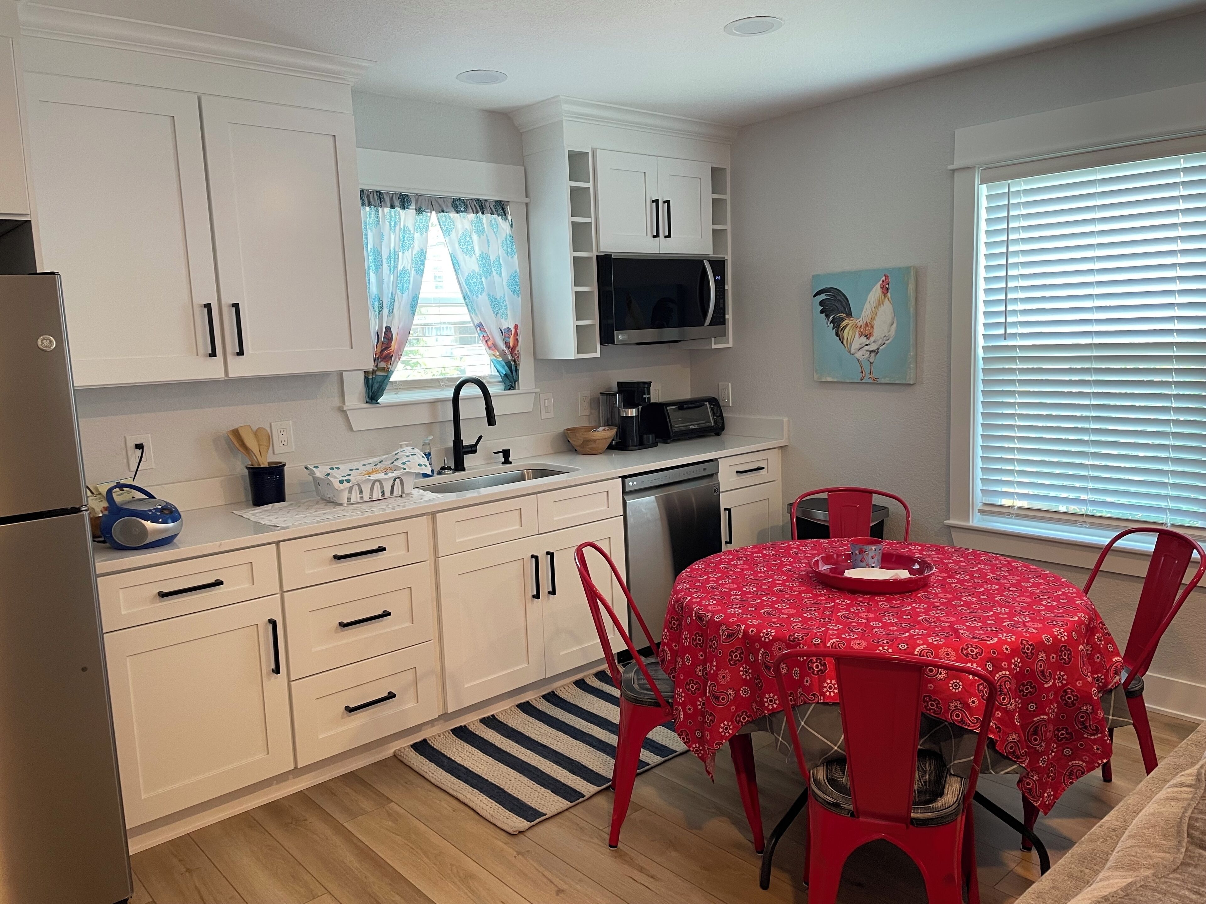 Réfrigérateur, four à micro-ondes, lave-vaisselle, cafetière-théière