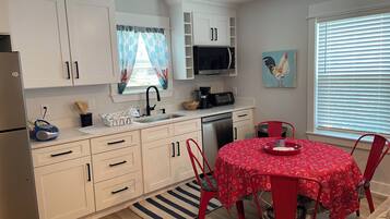 Réfrigérateur, four à micro-ondes, lave-vaisselle, cafetière-théière