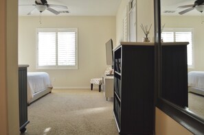 3 habitaciones, tabla de planchar con plancha, wifi y ropa de cama