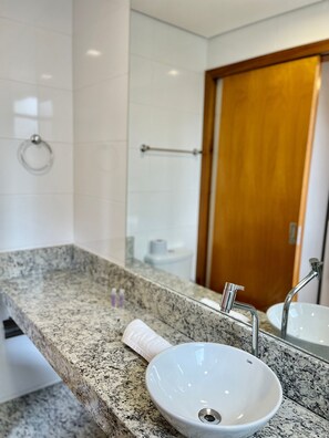 Apartment | Bathroom | Free toiletries