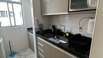 Appartement | Cuisine privée | Grand réfrigérateur, micro-ondes, plaque de cuisson, blender