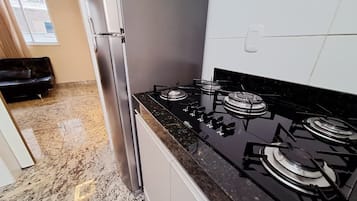 Lägenhet | Eget kök | Stort kylskåp, mikrovågsugn, spishäll och mixer